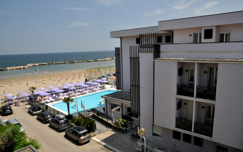 Direttamente sul mare e sulla finissima spiaggia della riviera romagnola, l'Hotel La Conchiglia gode di una posizione privilegiata e di una vista sul mare unica. Passerete giornate scandite da piacevole relax...
